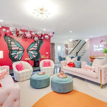 Butterfly Bnb~Modern Luxury~Giant Rooftop~9Min Dt
